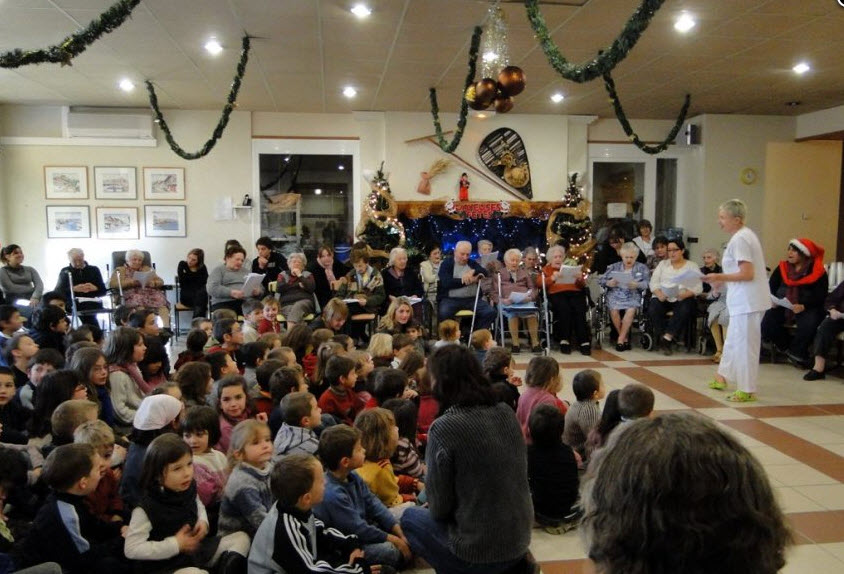 Un joyeux Noël intergénérationnel en maison de retraite! - Source de l'image: http://www.ladepeche.fr