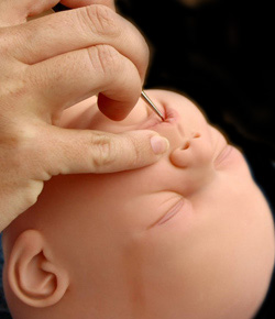 Les poupées reborn pour soigner Alzheimer - Source de l'image: http://www.artezia.net/